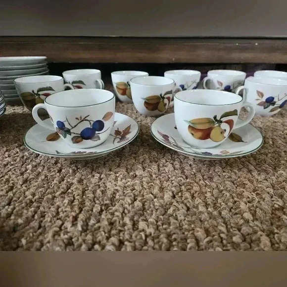 1986 Royal Worcester cups, Saucers and plates set - Picture 4 of 6